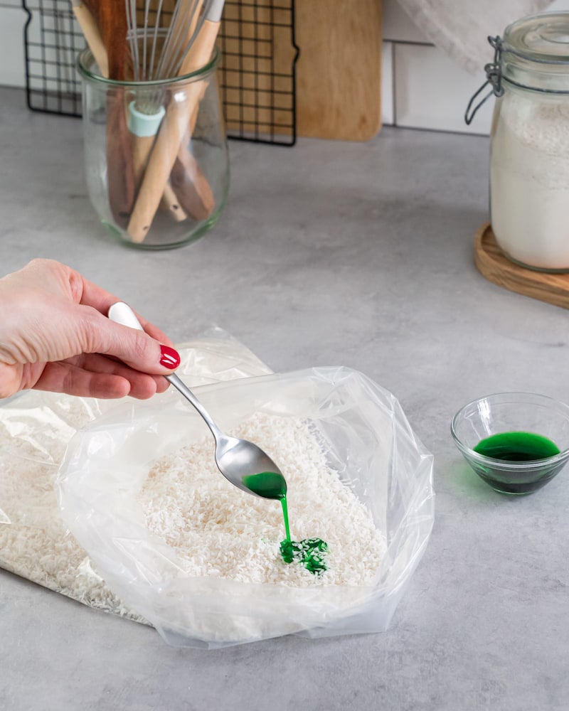 Diese Bild zeigt wie die Kokosraspeln eingefärbt werden.