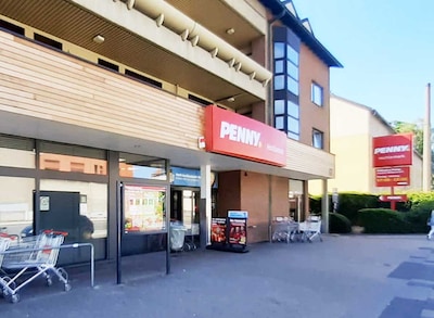 Sie sehen den Eingang vom Penny Markt in Recklinghausen – Hochlarmark, Westfalenstr. 62-64