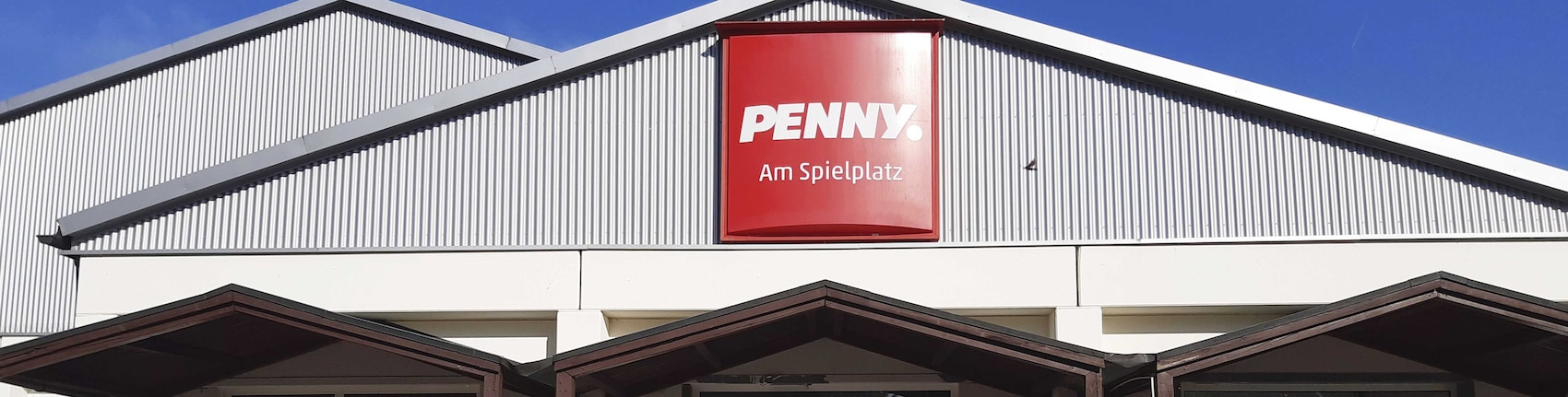 Sie sehen den Eingang vom Penny Markt in Adorf Lessingstr. 34