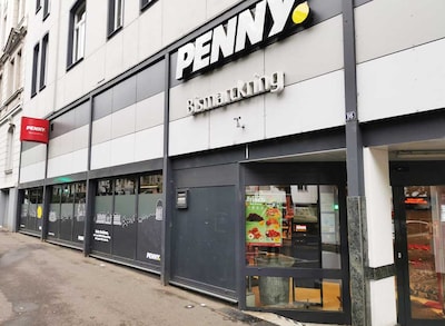 Sie sehen den Eingang vom Penny Markt in Wiesbaden, Bismarkring 16