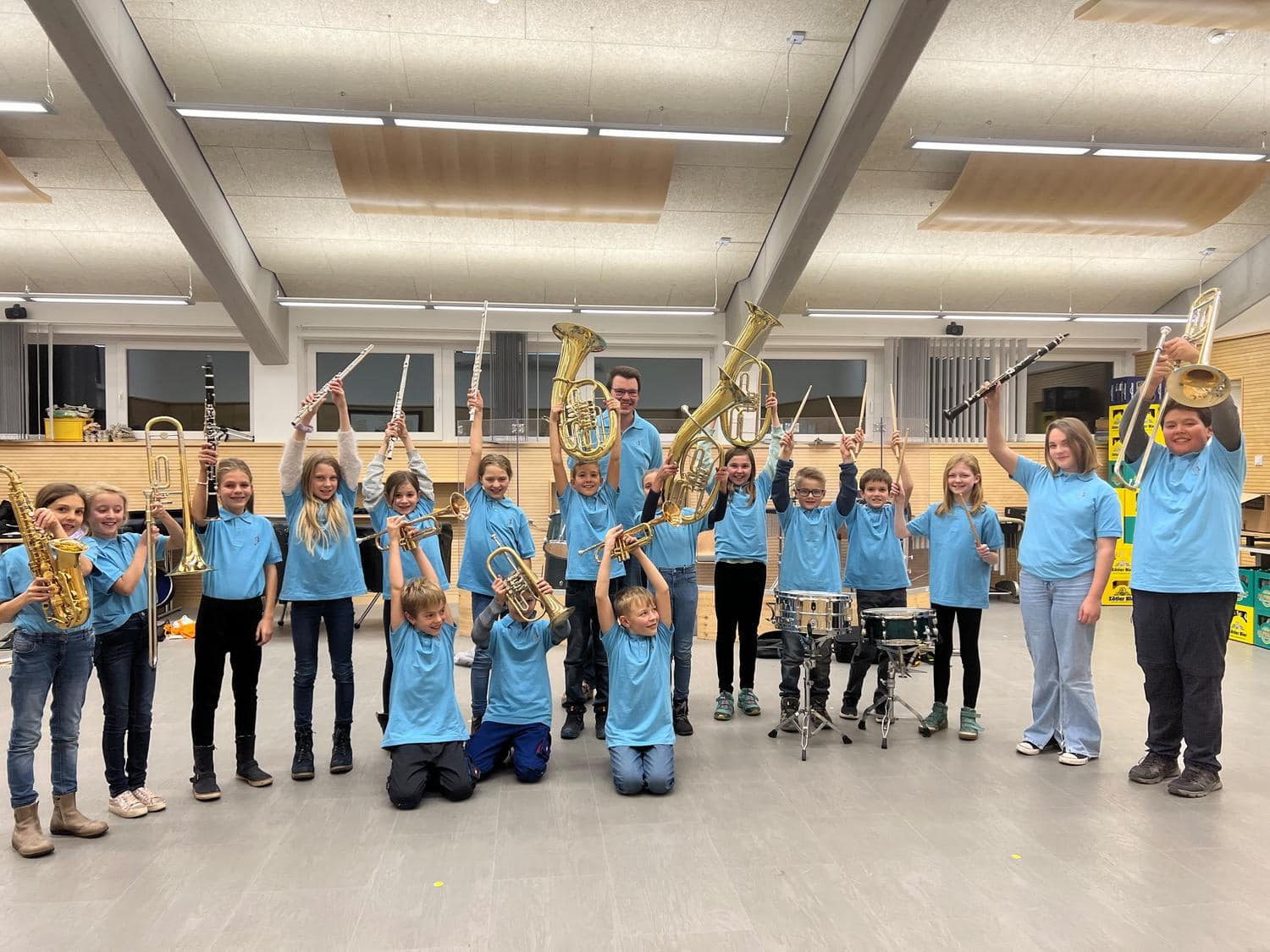 Kinder halten begeistert ihre Instrumente in die Hoehe