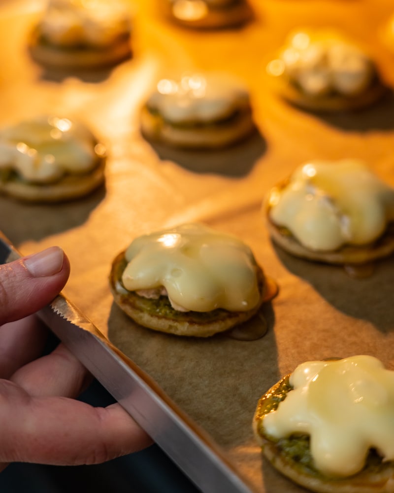 Herzhafte Blinis mit gratinierten Käseblüten