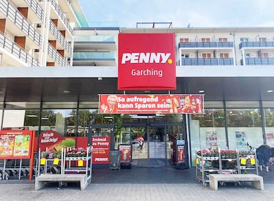 Sie sehen den Eingang vom Penny Markt in Garching Schleissheimer Str. 30 c