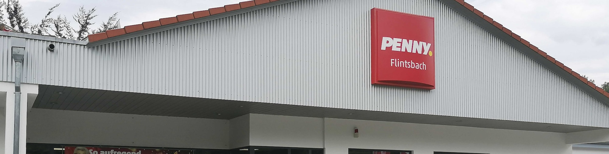 Sie sehen den Eingang vom Penny Markt in Flintsbach Riedstr. 24