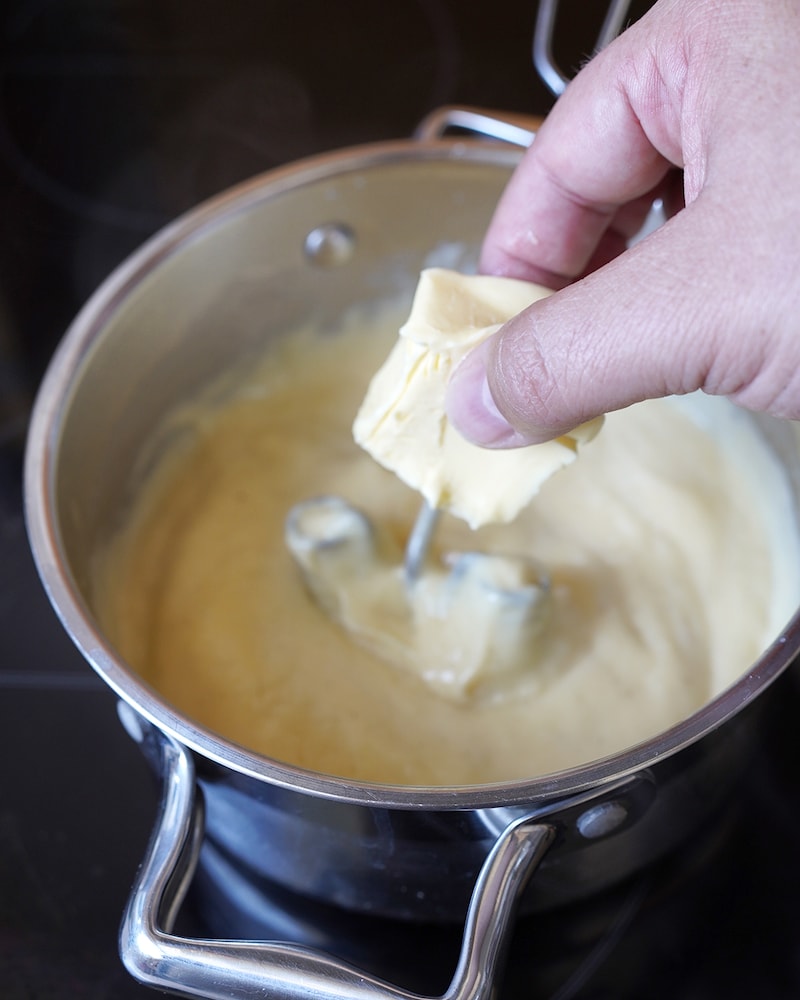 Dieses Bild zeigt wie Butter zur Crème Pâtissière hinzugefügt wird.
