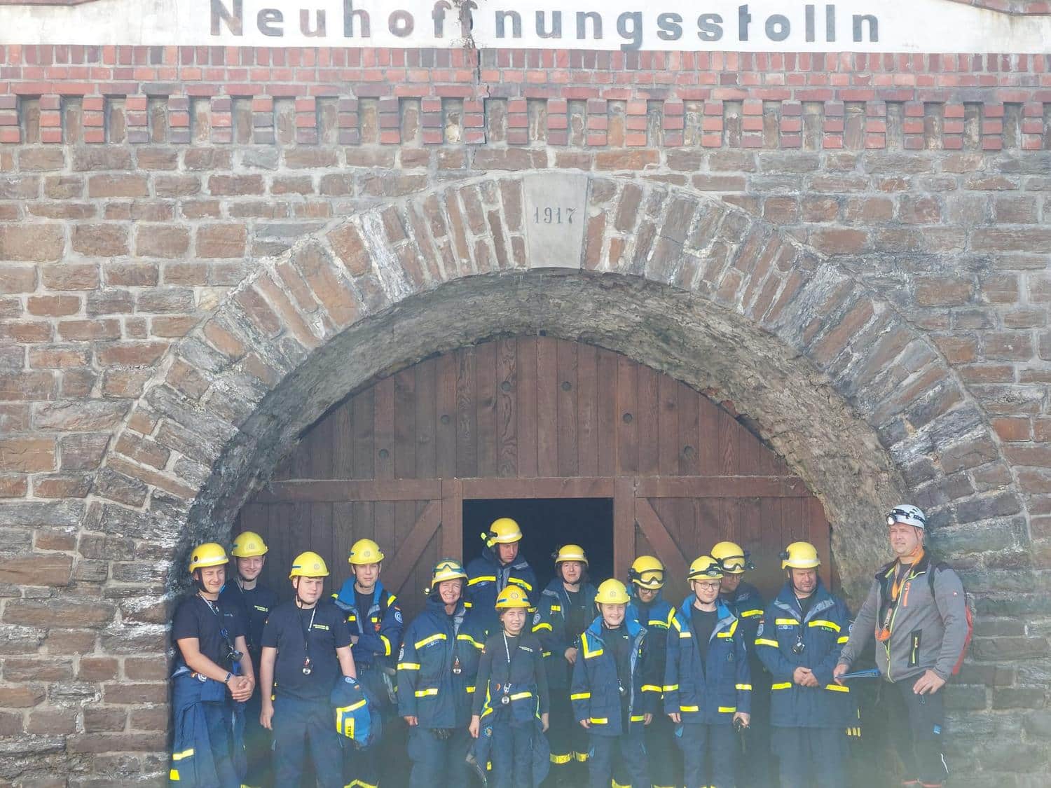 Mitglieder in Uniform vor dem Neuhoffnungsstolln