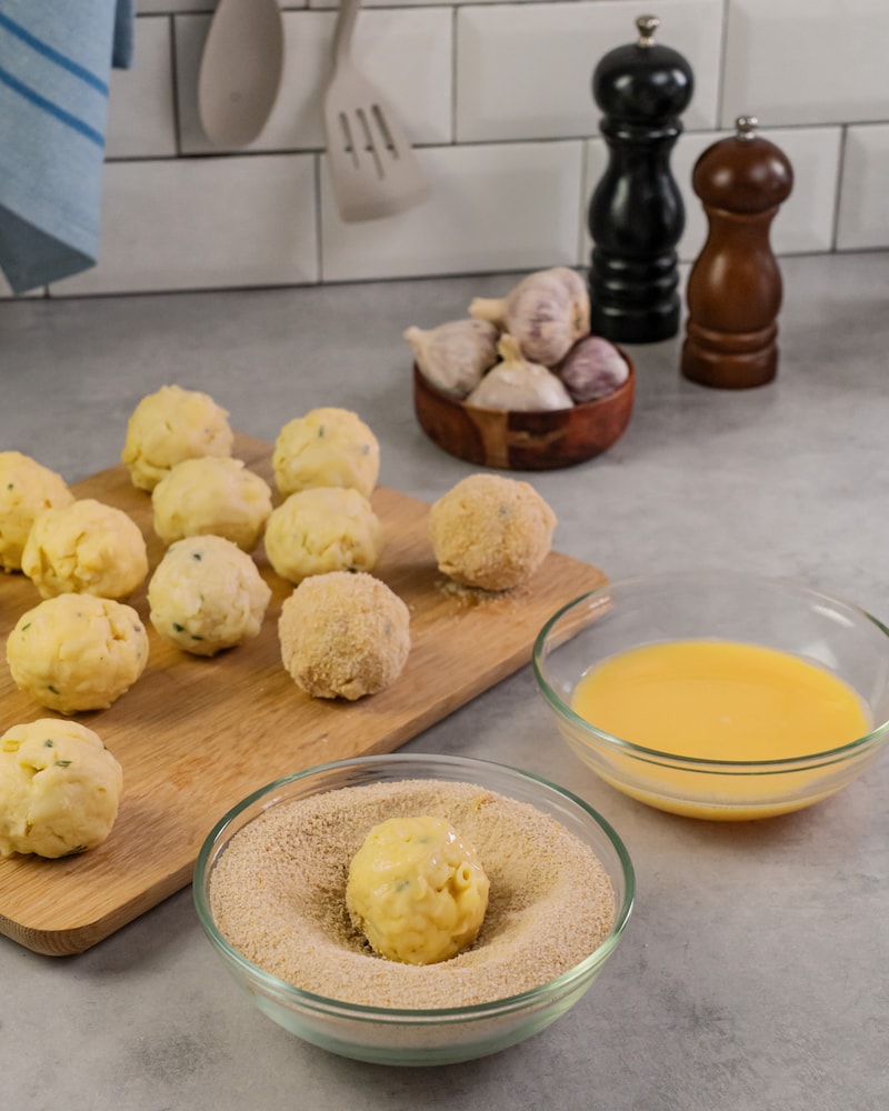 Dieses Bild zeigt wie die Bällchen paniert werden.