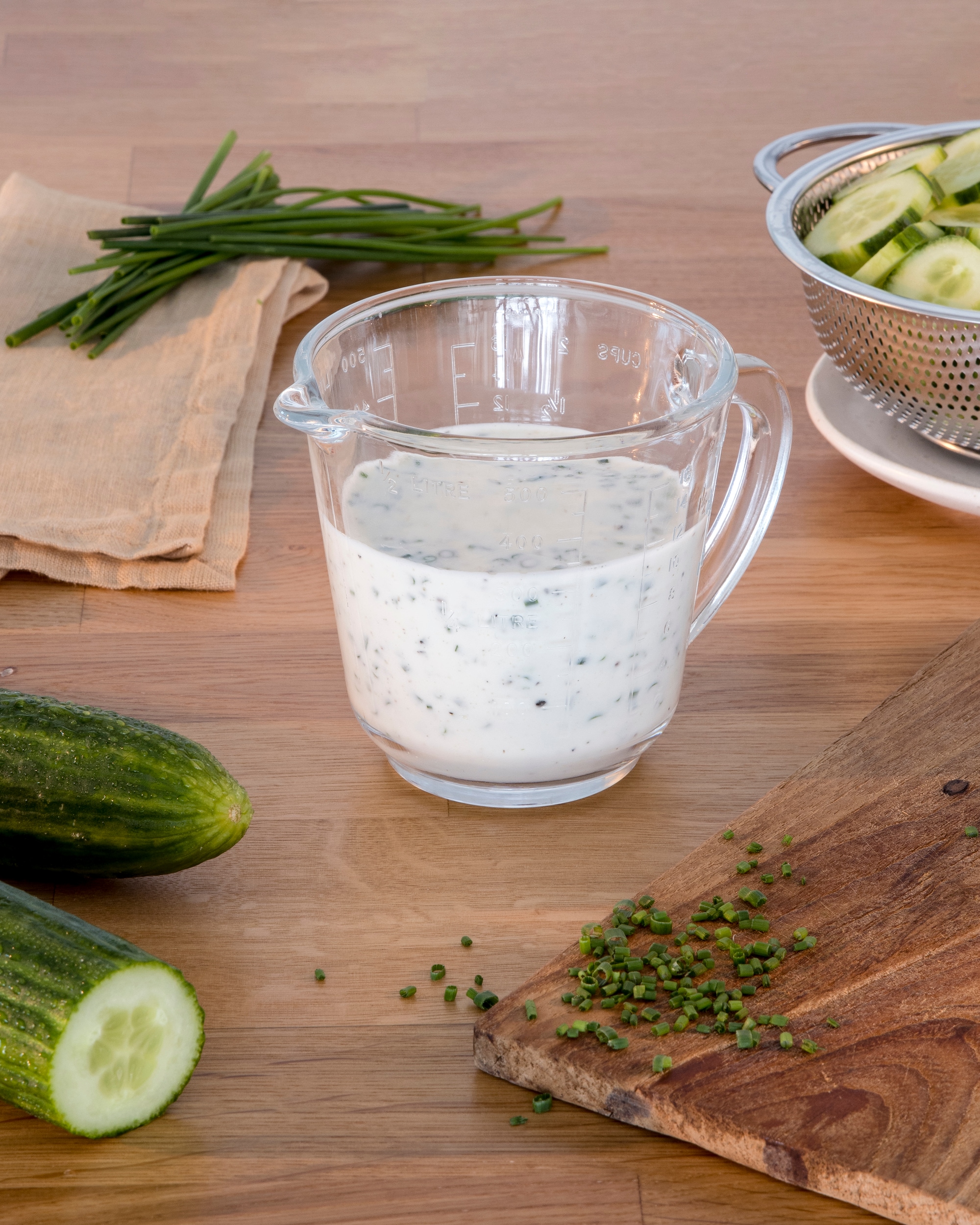 Joghurt Dressing im Messbecher