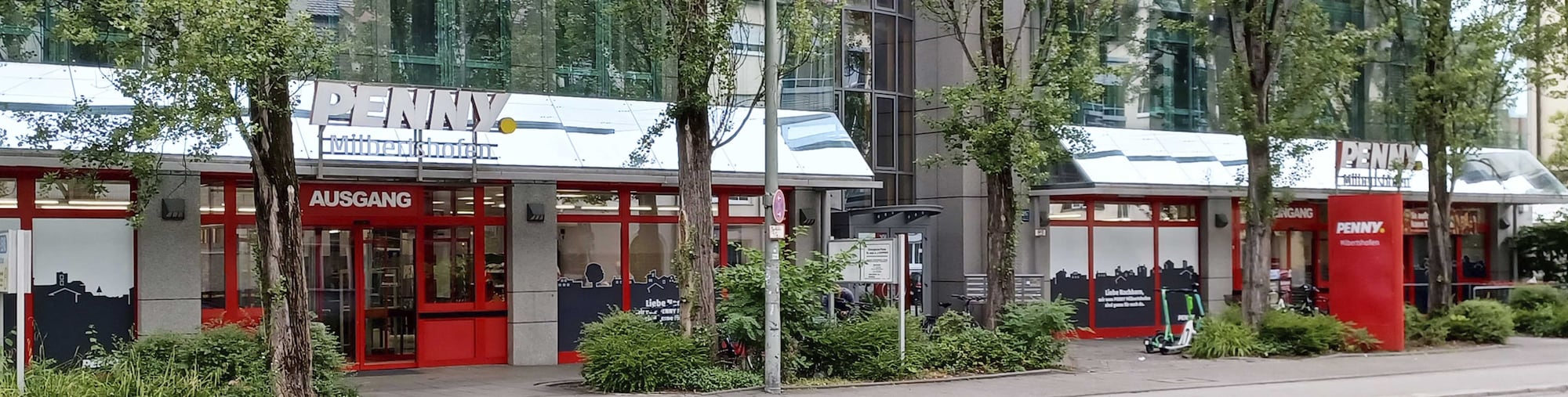 Sie sehen den Eingang vom Penny Markt in Muenchen Schleissheimer Str.  267