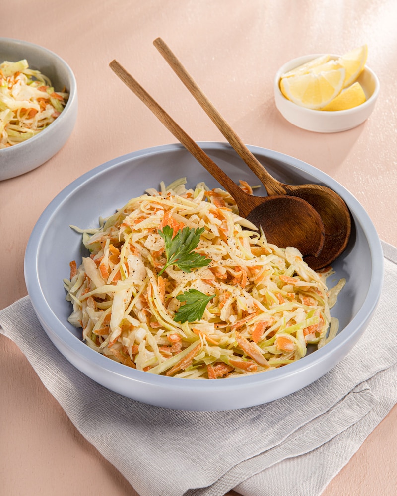 Dieses Bild zeigt das fertige Coleslaw in einer Schüssel.