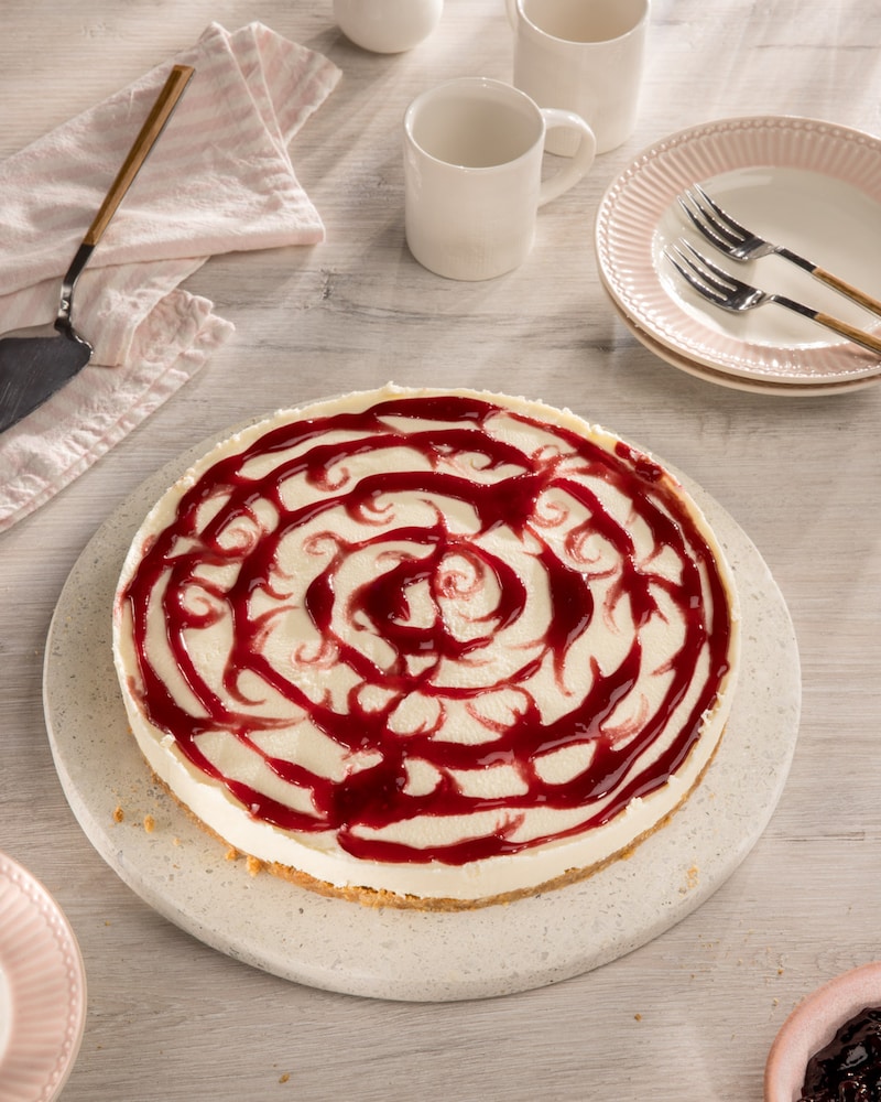 Dieses Bild zeigt unseren Käsekuchen mit Krischen.