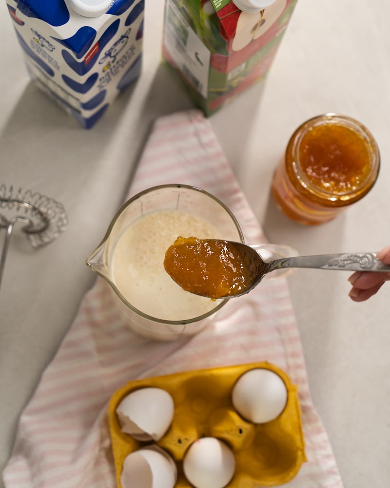Auf diesem Bild siehst du wie Marmelade dazugegeben wird.