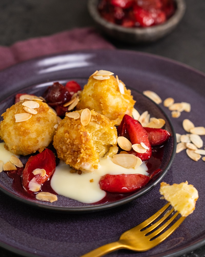 Quarkknödel mit Pflaumenkompott und Vanillesauce