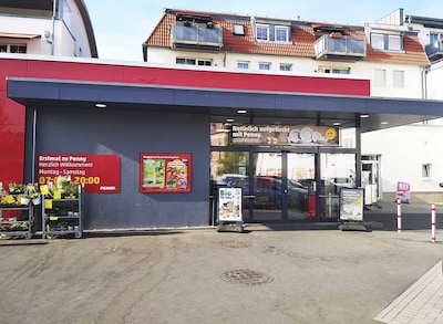Sie sehen den Eingang vom Penny Markt in Freital Bahnhofstr. 30