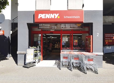 Sie sehen den Eingang vom Penny Markt in Aschaffenburg/Schweinheim Molkenbornstr. 2-4