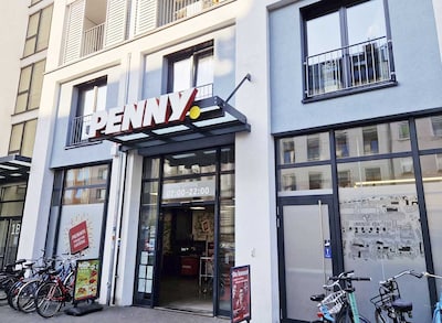 sie sehen den Eingang vom Penny Markt in Köln Dasselstr. 1-3