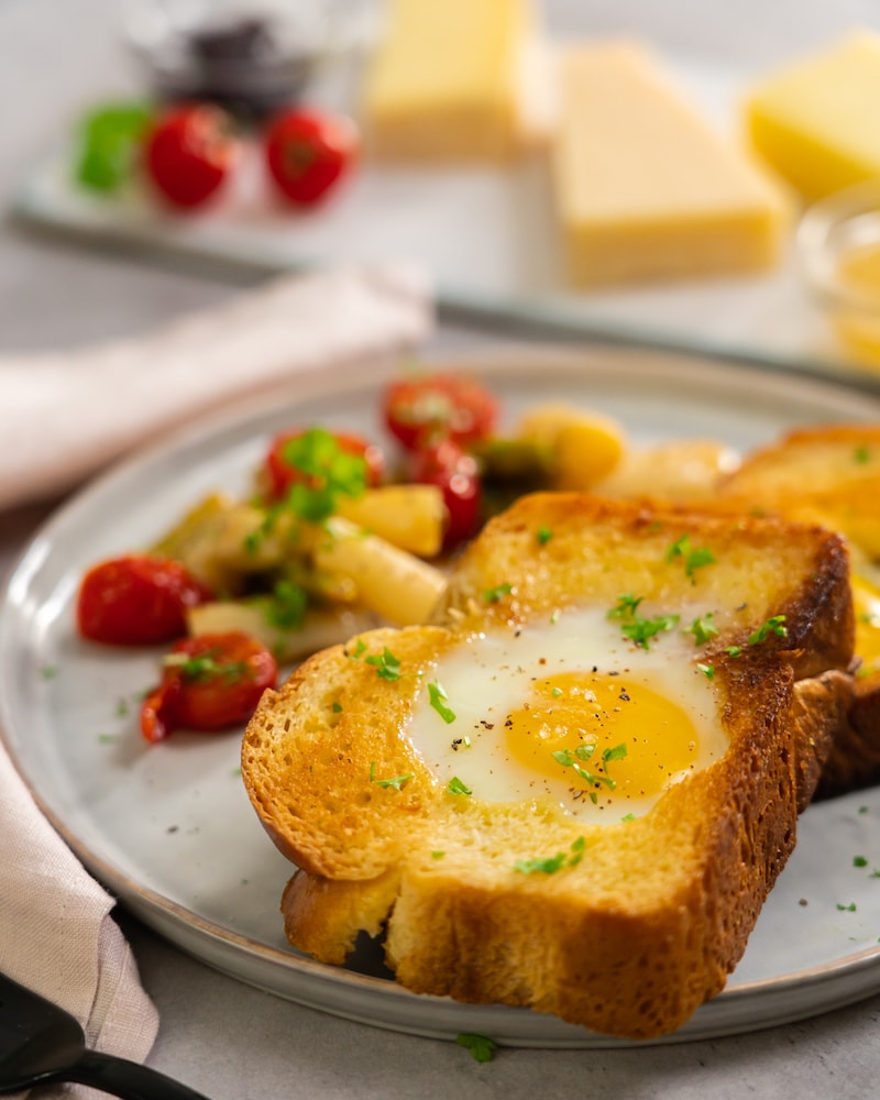 Gefüllte Brioche zu Spargelsalat und französischer Käseplatte
