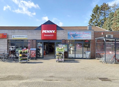 sie sehen den Eingang vom Penny Markt Emmerich Nierenberger Str. 26
