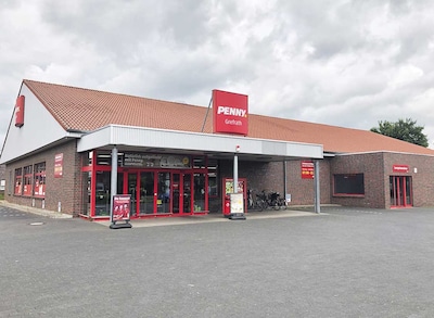 Sie sehen den Eingang vom Penny Markt Grefrath Lobbericher Strasse 36