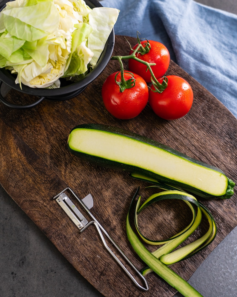 Gerösteter Gemüsesalat aus dem Backofen mit Quark-Frischkäse-Dip