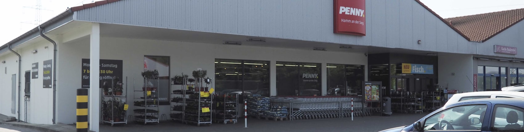 Sie sehen den Eingang vom Penny Markt in Hamm a. d. Sieg Lindenallee 52-58