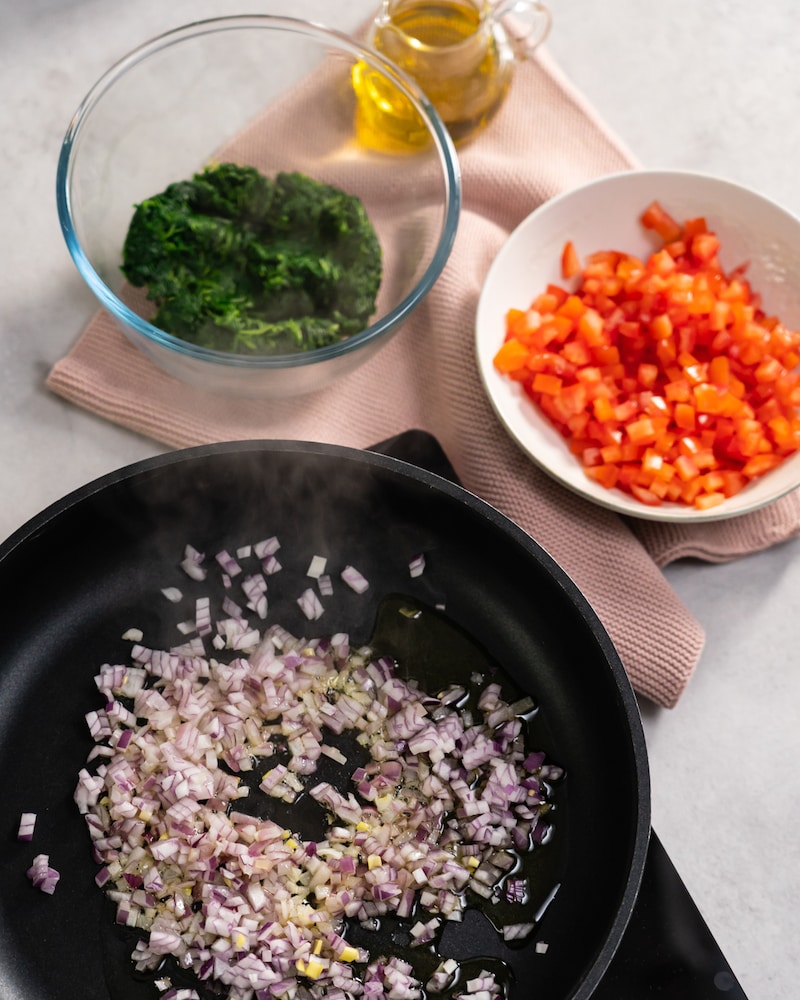 Bunte Nudelnester mit Tomate, Spinat und Burrata