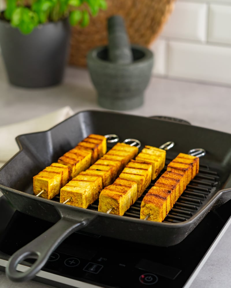 Diese Bild zeigt wie die Tofu-Spieße angebraten werden. 