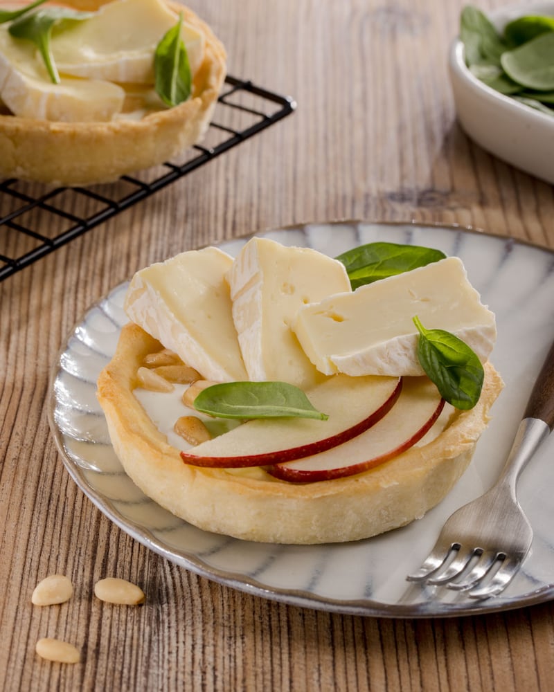 Diese Bild zeigt die belegten Tartelettes mit Spinat und Camembert.