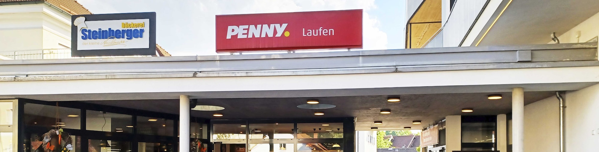 Sie sehen den Eingang vom Penny Markt in Laufen Tittmoninger Str. 2