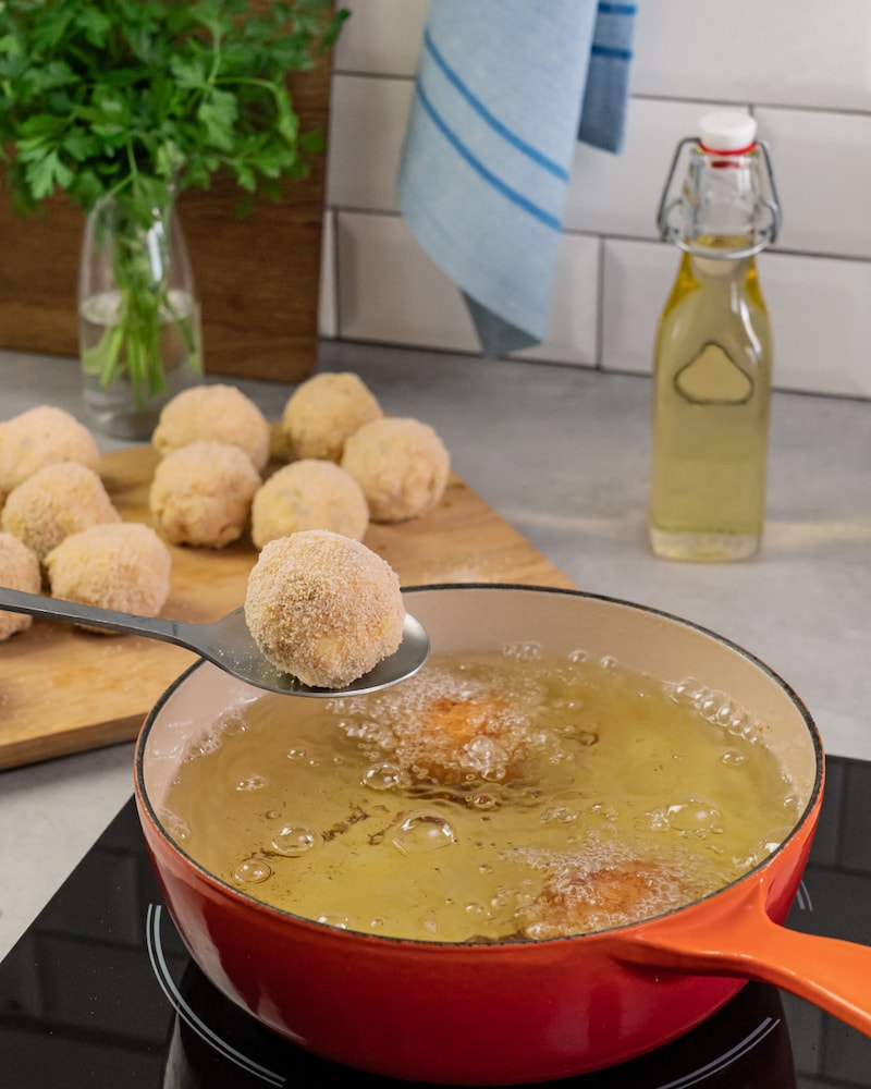 Dieses Bild zeigt wie die Bällchen frittiert werden.