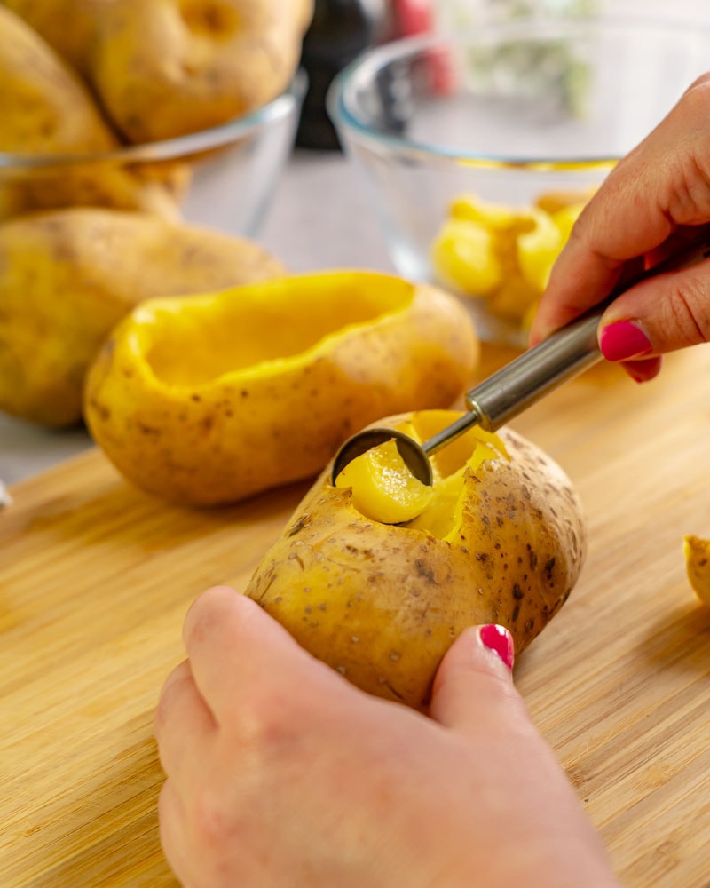 Dieses Bild zeigt wie die Kartoffeln ausgehüllt werden.