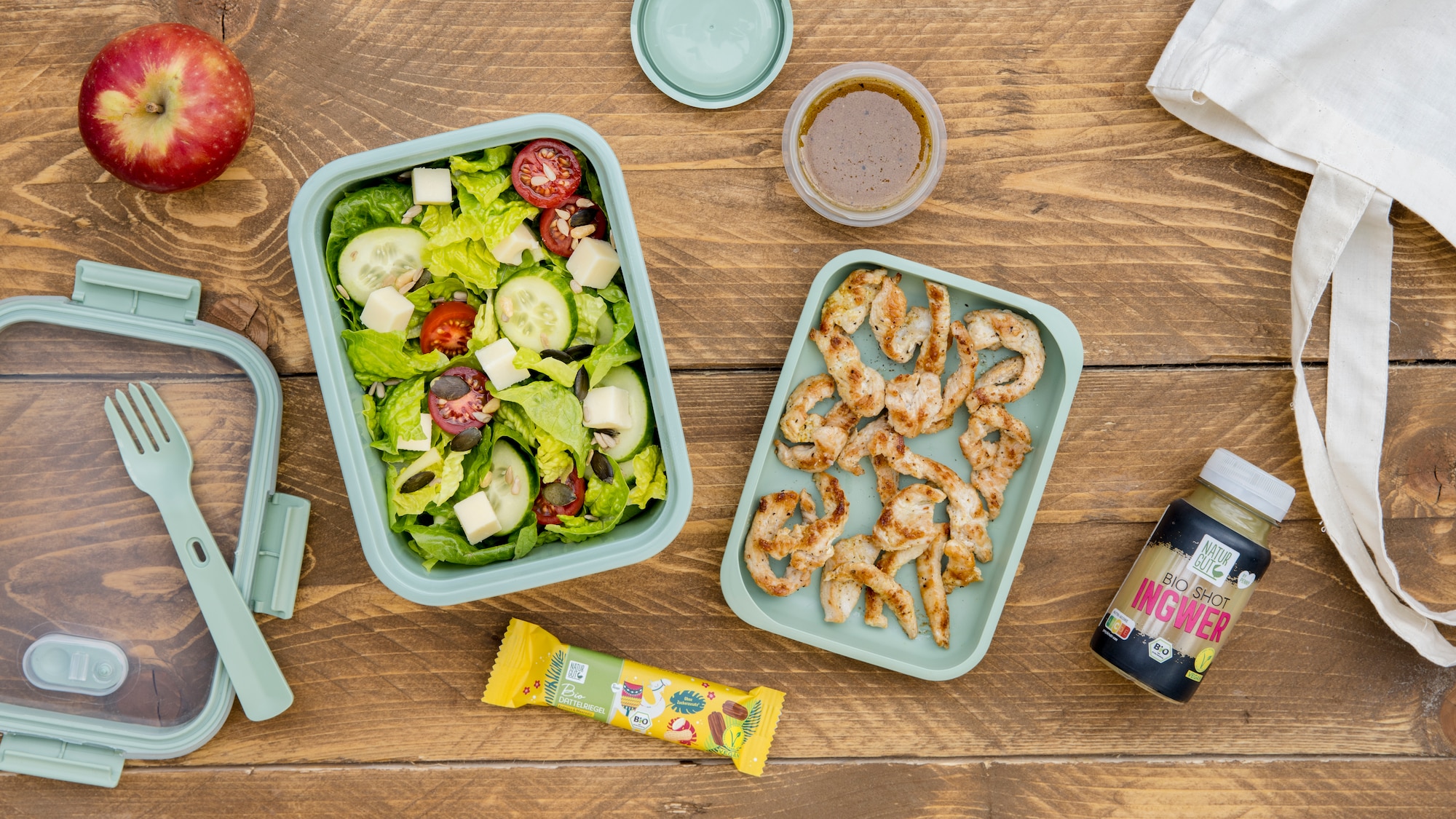 Zwei hellblaue Dosen mit Essen