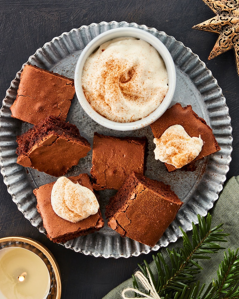 Dieses Bild zeigt die fertigen Brownies mit der Zimtsahne.