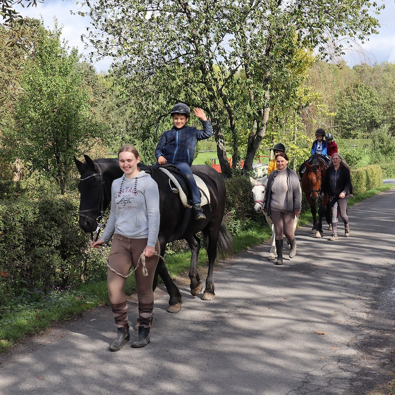 Kinder und Jugendliche reiten auf Pferden
