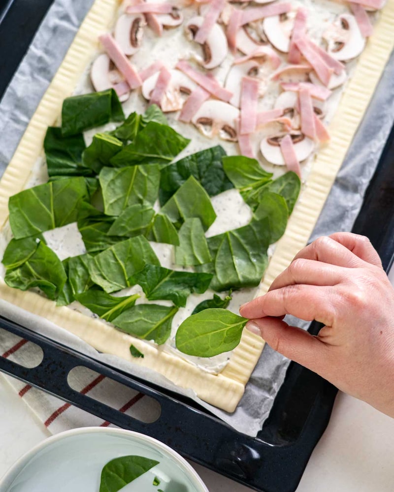 Auf diesem Bild siehst du wie die Pizza belegt wird.