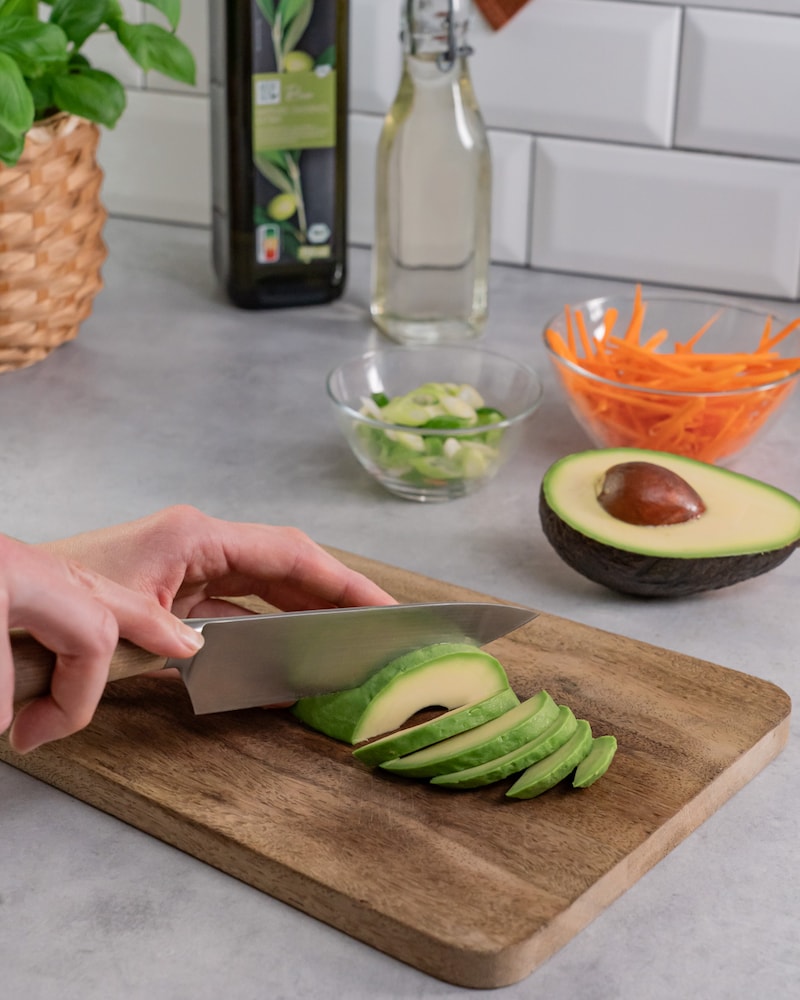 Dieses Bild zeigt wie die Avocado geschnitten wird.