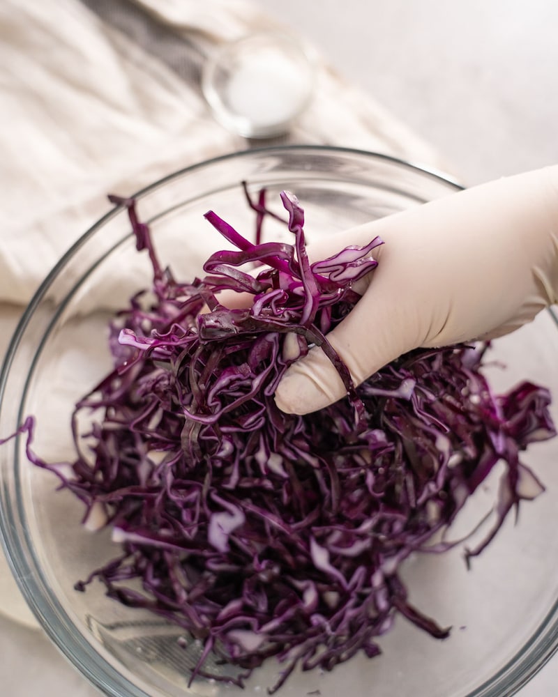 Dieses Bild zeigt wie der Rotkohl geknetet wird.
