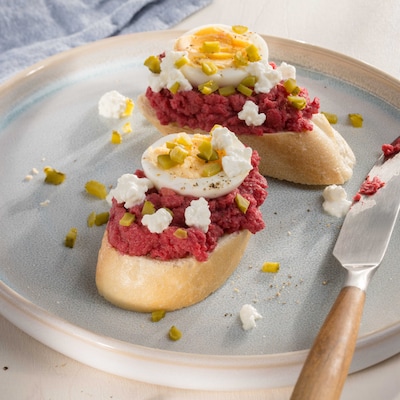 Dieses Bild zeigt unsere Schnittchen mit Rote-Bete-Hummus.
