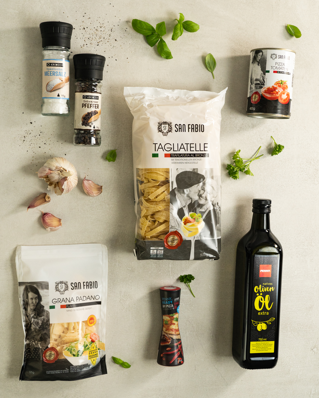Auf diesem Bild siehst du alles was du für unsere Tagliatelle all'arrabiata brauchst.