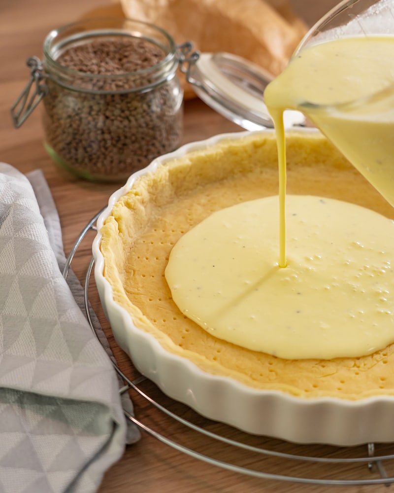 Rote-Beete-Tarte mit Ziegenkäse und gerösteten Haselnüssen
