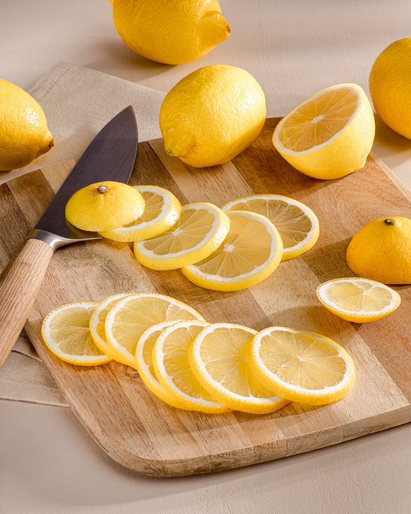 Das Bild zeigt die geschnittenen Zitronenscheiben.