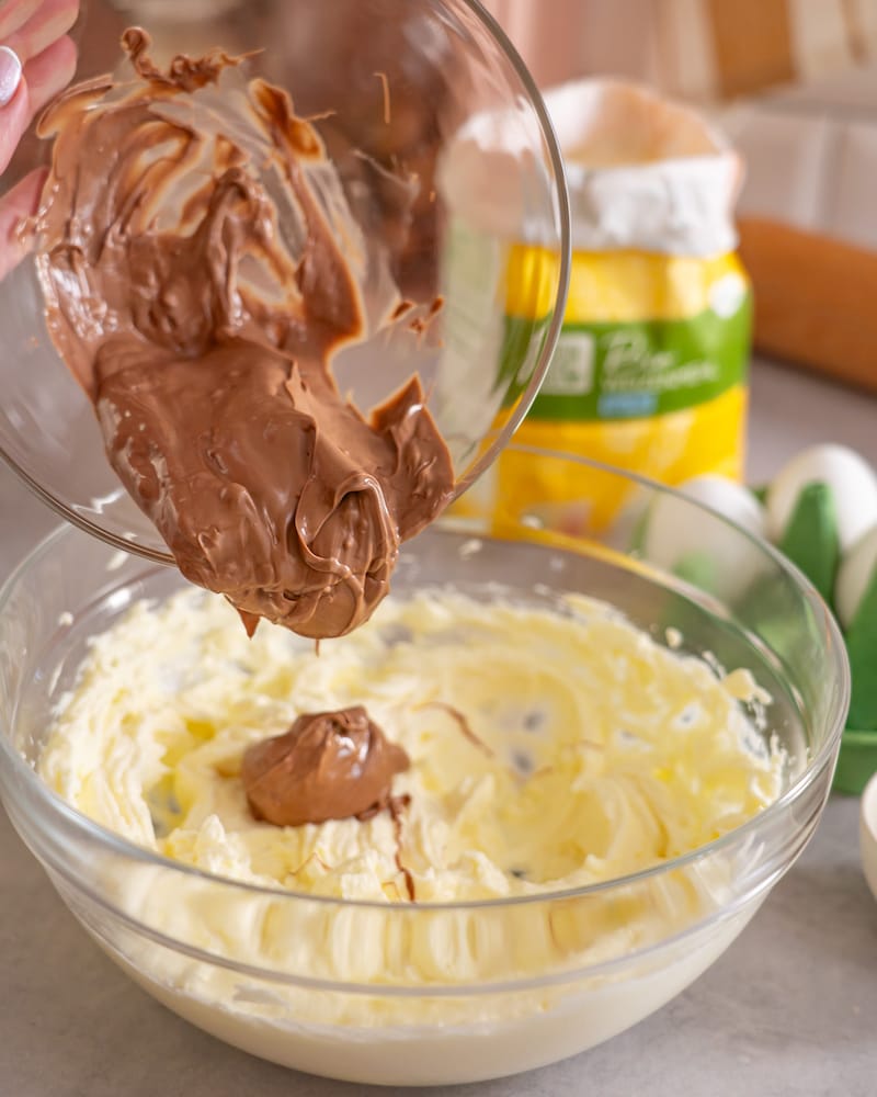 Dieses Bild zeigt wie die Creme vermengt wird.