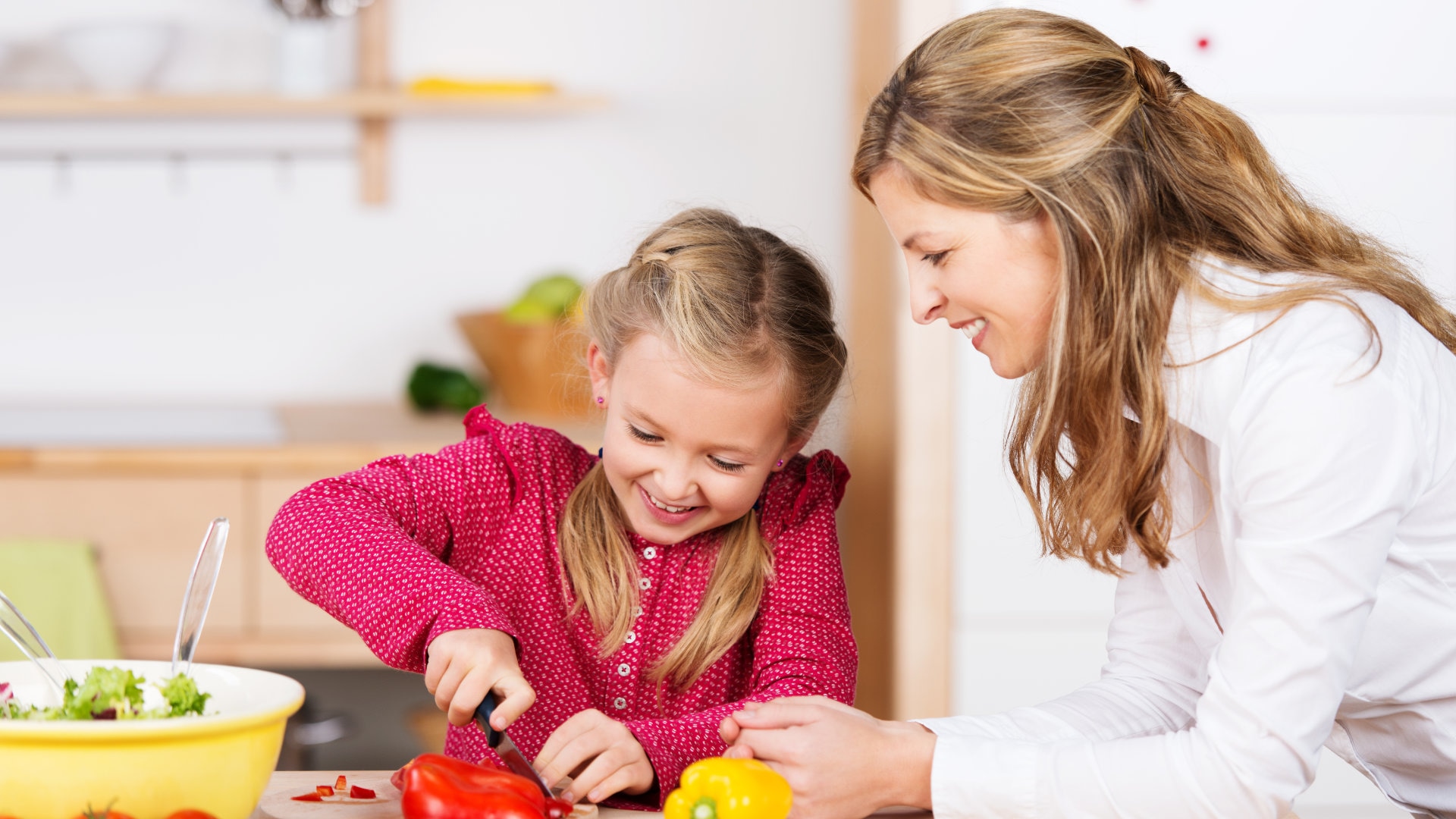 Mama und Kind kochen zusammen in Küche