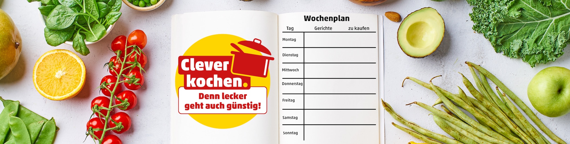 Buch mit leerem Wochenplan und Clever kochen, denn lecker geht auch günstig-Logo auf weißem HIntergrund und umgeben von Kochzutaten.