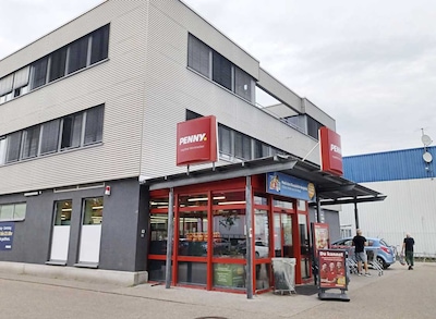 Sie sehen den Eingang vom Penny Markt in Karlsruhe/Hagsfeld, Am Storrenacker 1 B