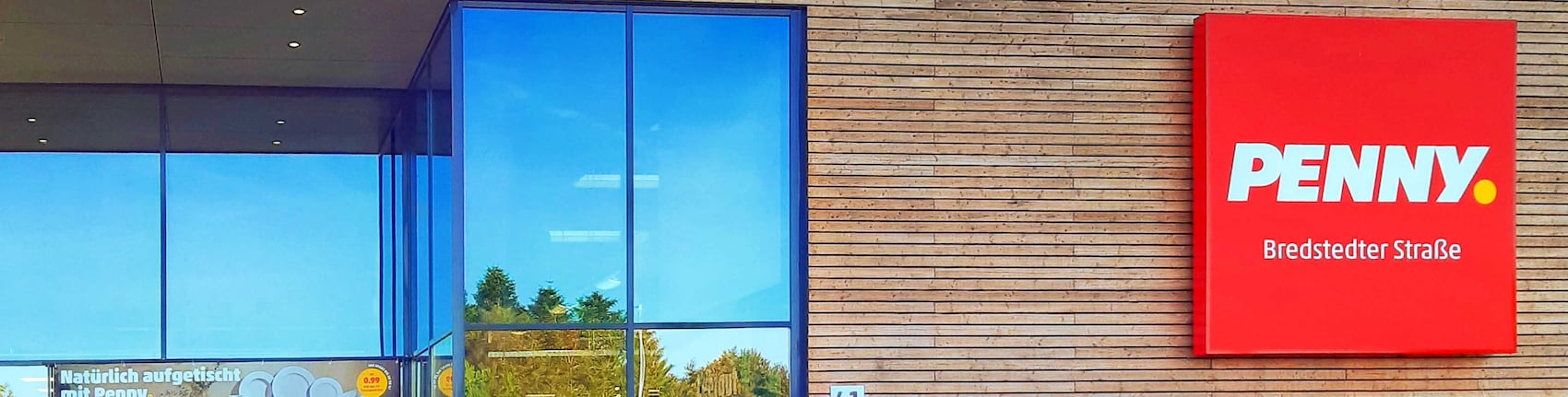 Sie sehen den Eingang vom Penny Markt in Husum Bredstedter Straße 41