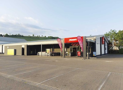 Sie sehen den Eingang vom Penny Markt in Muellheim, Schliengener Str. 11