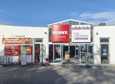 Sie sehen den Eingang vom Penny Markt in Schwetzingen Scheffelstr. 48