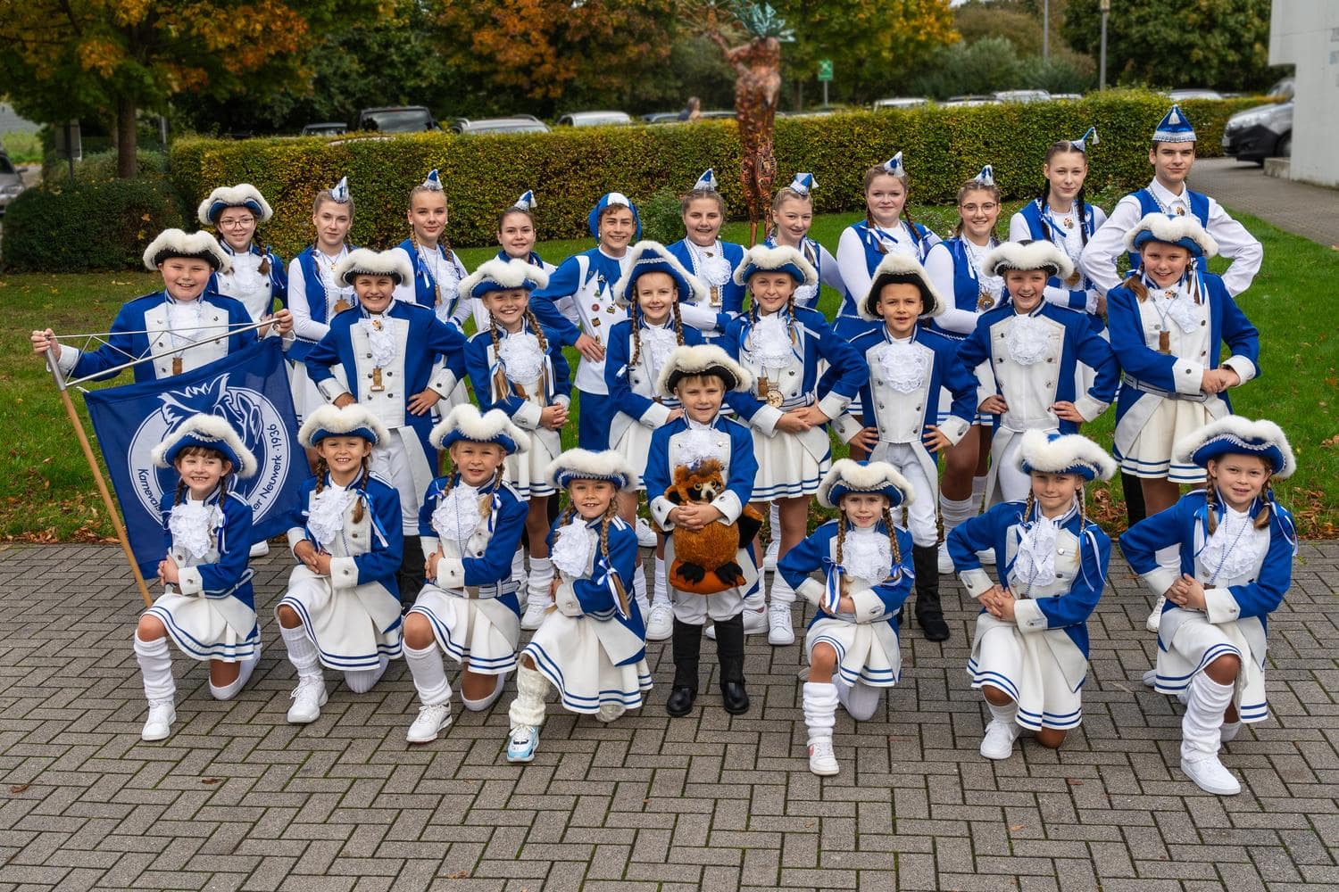 Die Kindergruppe posiert darussen in Kostuemen