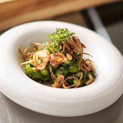 Diese Bild zeigt die fertigen Kartoffelgnocchi mit Spinatpesto.